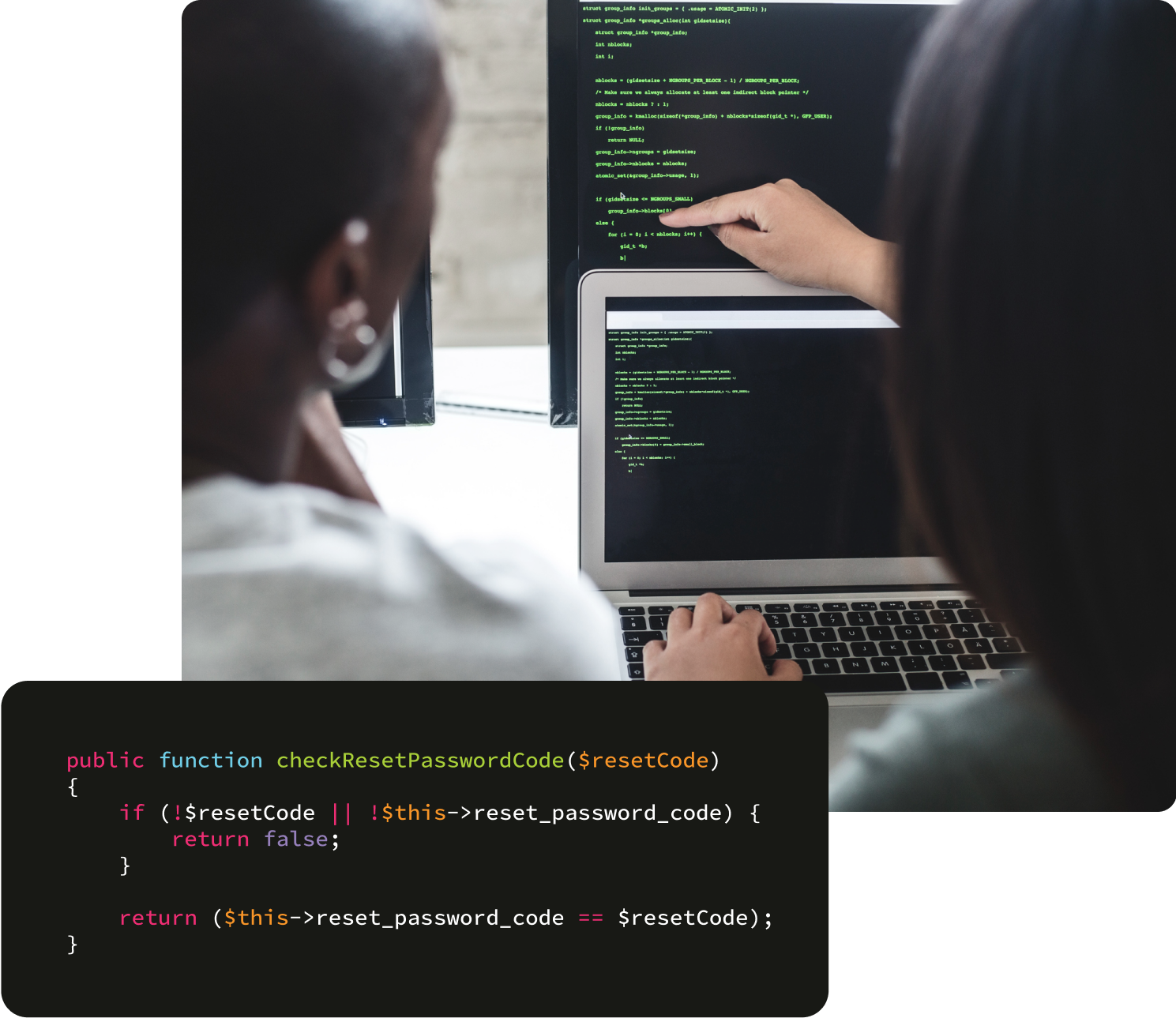 Duas pessoas olhando o código do computador, acessando a segurança cibernética.